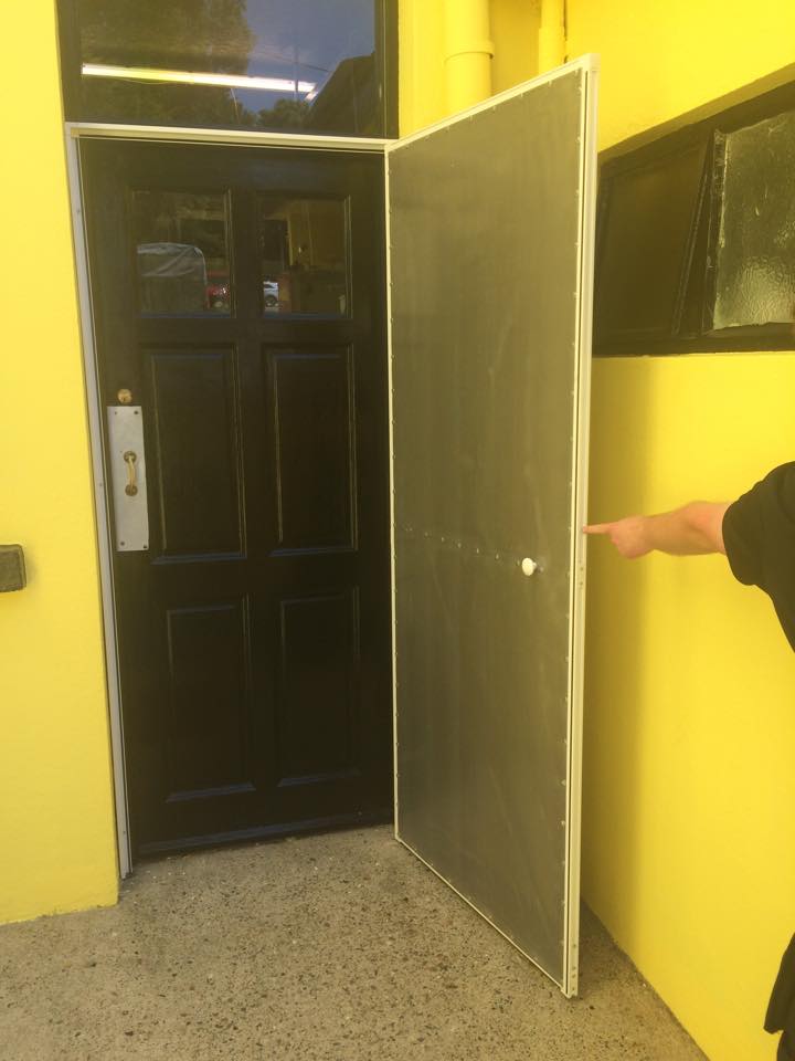 Hi-Spec Hinged Fly Screen Door - Image 6