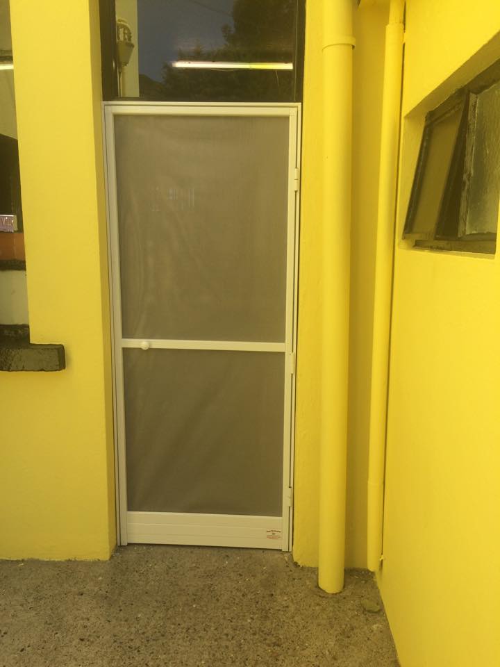 Hi-Spec Hinged Fly Screen Door - Image 8