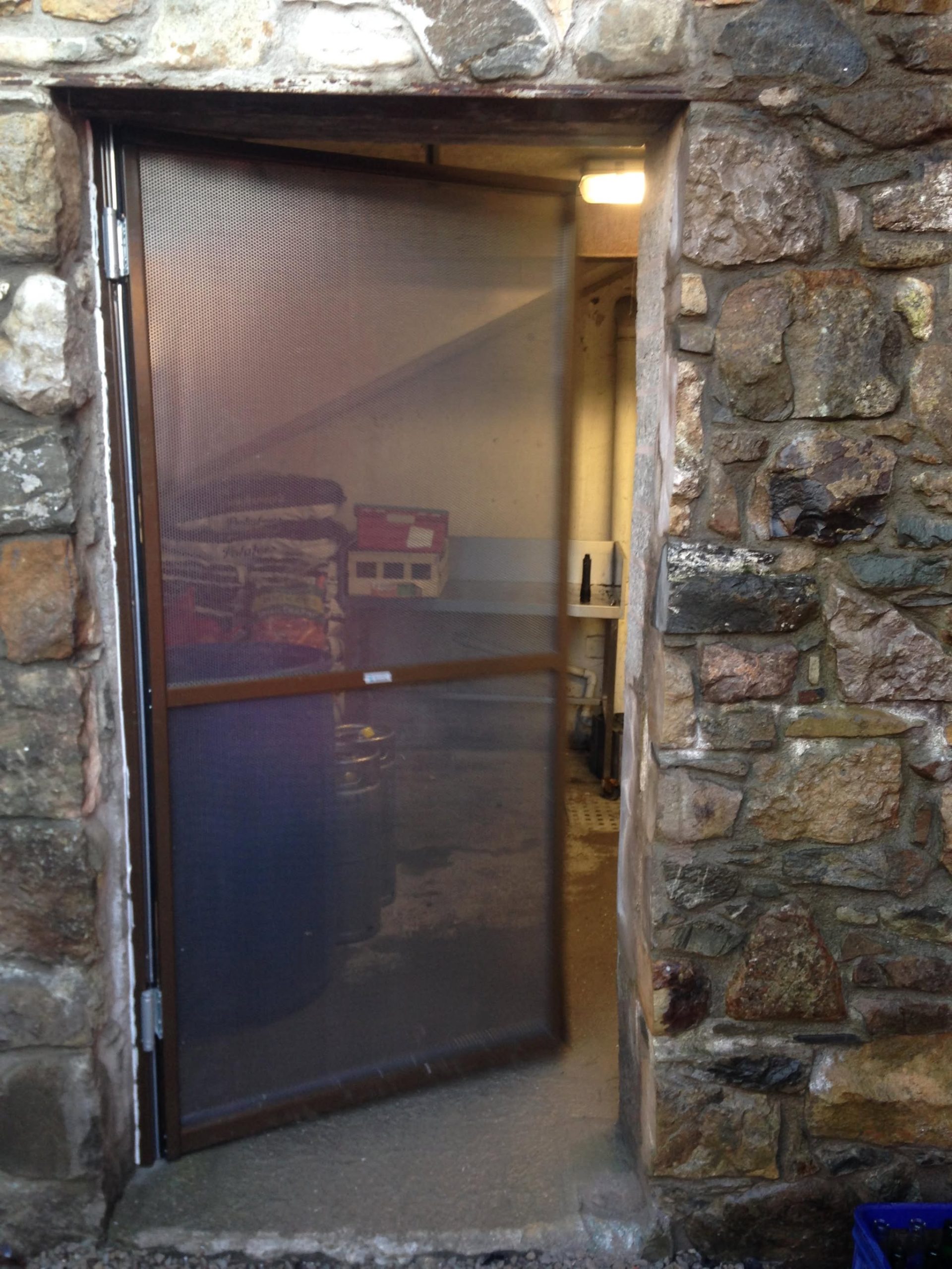 Hi-Spec Hinged Fly Screen Door - Image 10