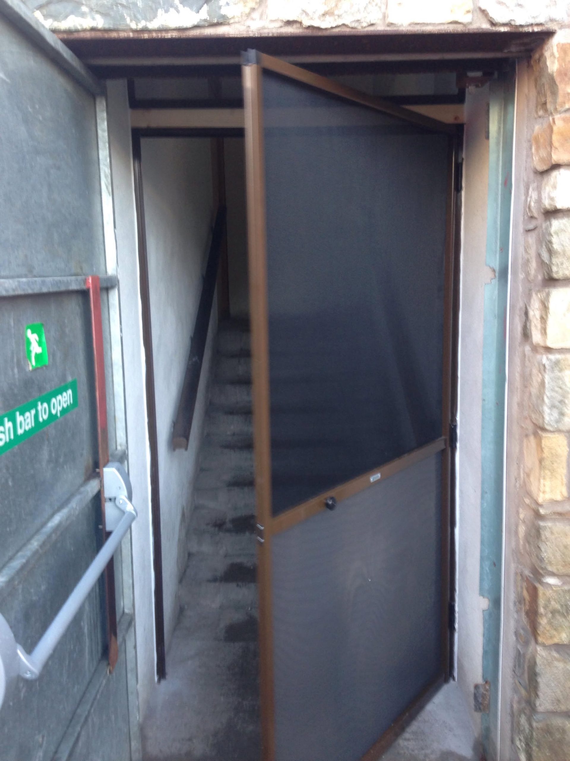 Hi-Spec Hinged Fly Screen Door - Image 4
